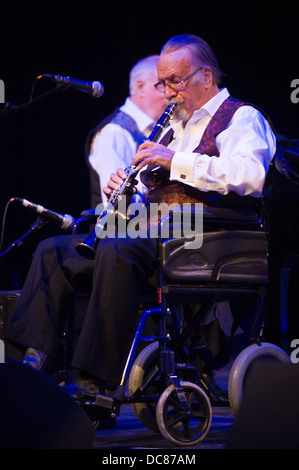 La légende du jazz M. Acker Bilk jouant la clarinette dans un fauteuil roulant avec son groupe de jazz primordiale à Brecon Jazz Festival 2013 Banque D'Images