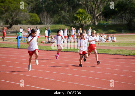 filles de 10 ans école primaire australienne jour d'athlétisme et de sport à l'académie sportive de sydney à narrabea, nouvelle-galles du sud Banque D'Images