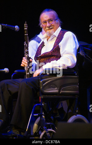 La légende du jazz M. Acker Bilk jouant la clarinette dans un fauteuil roulant avec son groupe de jazz primordiale à Brecon Jazz Festival 2013 Banque D'Images