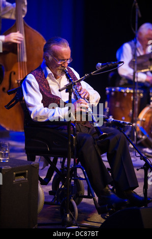 La légende du jazz M. Acker Bilk jouant la clarinette dans un fauteuil roulant avec son groupe de jazz primordiale à Brecon Jazz Festival 2013 Banque D'Images