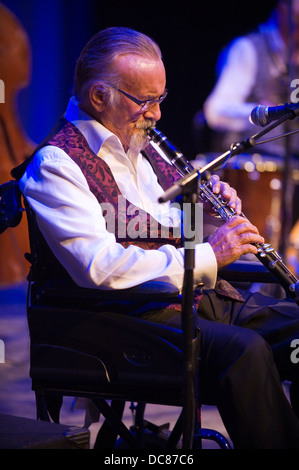 La légende du jazz M. Acker Bilk jouant la clarinette dans un fauteuil roulant avec son groupe de jazz primordiale à Brecon Jazz Festival 2013 Banque D'Images