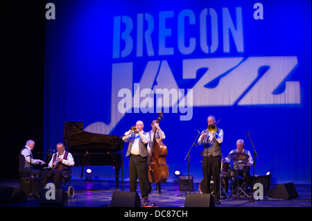 La légende du jazz M. Acker Bilk jouant la clarinette dans un fauteuil roulant avec son groupe de jazz primordiale à Brecon Jazz Festival 2013 Banque D'Images
