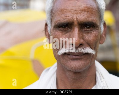 Portrait de pèlerin qui s'était rendu dans le Gange Varanasi ( ) pour Kumbh Mela en mars 2013. Banque D'Images