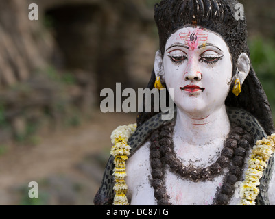 Statue de Seigneur Shiva, dieu hindou - la vie sur les rives de la rivière Ganges - Varanasi, Inde Banque D'Images