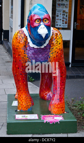 La fourrure en plumes "gorille" sculpture, par Alex Egan, GoGoGorillas Saint Giles Street, Norwich, Norfolk, Angleterre Banque D'Images