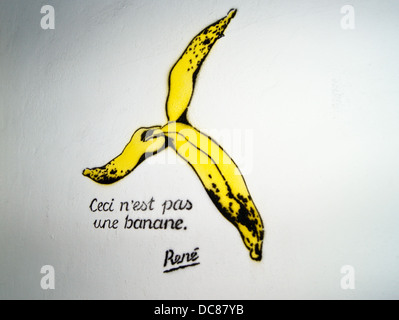 Le Graffiti d'une banane sur un mur blanc, Norwich, Norfolk, Angleterre. "Ce n'est pas une banane, signé René en Français Banque D'Images