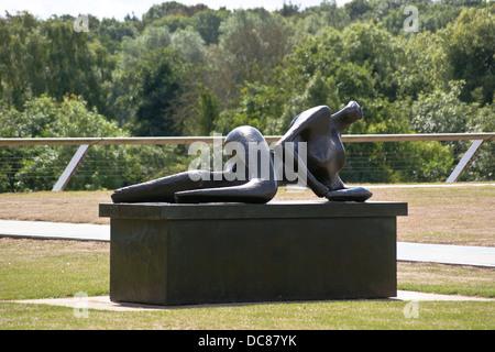 'Figure' inclinables par Henry Moore, 1962, Université d'East Anglia UEA, Norwich Research Park, Norwich, Norfolk, Angleterre Banque D'Images