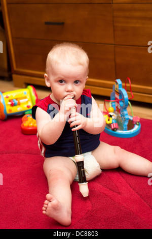 La pratique de l'enregistreur de musique,musique,garçon, souriant, l'enfant, le développement de l'enfant, l'enfance, image en couleur, le développement, l'éducation, l'effort, Banque D'Images