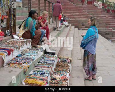 Souvenirs sur les rives de la rivière Ganges - Varanasi, Inde Banque D'Images