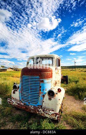 Vieux camion dans la prairie, États-Unis Banque D'Images