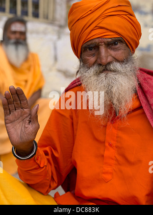 Sadhu saint homme sur les rives de la rivière Ganges - Varanasi, Inde Banque D'Images