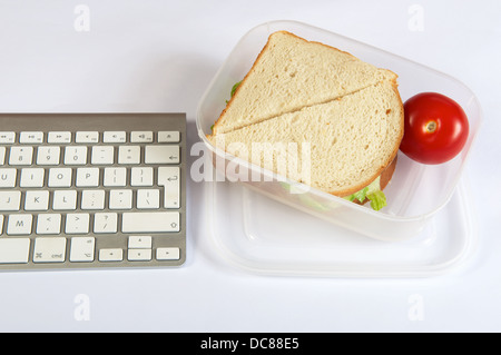 Des paniers-repas à l'aide du clavier de votre ordinateur. Banque D'Images