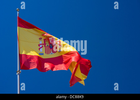 Un grand drapeau national espagnol sur le centre de la ville de Nerja, Andalousie, Espagne du sud. Banque D'Images