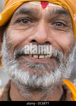 Sadhu saint homme sur les rives de la rivière Ganges - Varanasi, Inde Banque D'Images