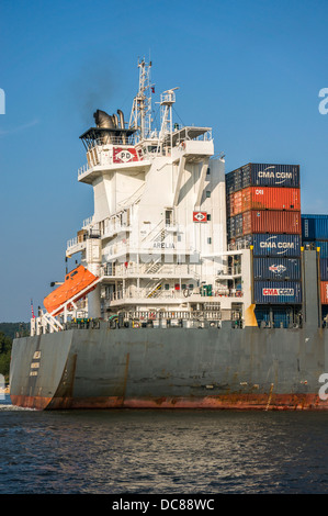 Un laden cargo / fret / conteneurs navire sur le fleuve à La Mailleraye-sur-Seine, Seine-Maritime, Haute-Normandie, France du nord, l'Europe. Banque D'Images