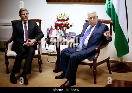 Ramallah, dans les territoires palestiniens. Août 12, 2013. Le ministre des Affaires étrangères allemand Guido Westerwelle (L) rencontre le président palestinien Mahmoud Abbas à Ramallah, dans les territoires palestiniens, 12 août 2013. Le ministre des affaires étrangères se rend au Moyen-Orient afin de soutenir la nouvelle les pourparlers de paix entre Israël et les Palestiniens. Photo : KAY NIETFELD/dpa/Alamy Live News Banque D'Images