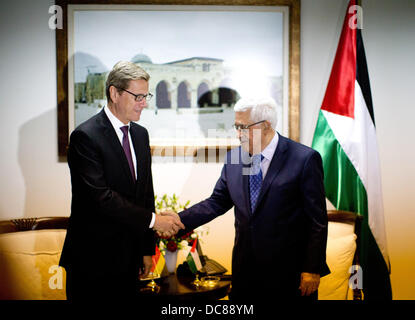 Ramallah, dans les territoires palestiniens. Août 12, 2013. Le ministre des Affaires étrangères allemand Guido Westerwelle (L) rencontre le président palestinien Mahmoud Abbas à Ramallah, dans les territoires palestiniens, 12 août 2013. Le ministre des affaires étrangères se rend au Moyen-Orient afin de soutenir la nouvelle les pourparlers de paix entre Israël et les Palestiniens. Photo : KAY NIETFELD/dpa/Alamy Live News Banque D'Images