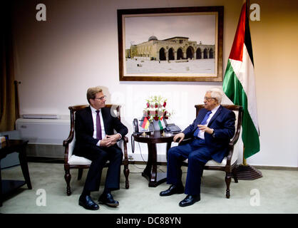 Ramallah, dans les territoires palestiniens. Août 12, 2013. Le ministre des Affaires étrangères allemand Guido Westerwelle (L) rencontre le président palestinien Mahmoud Abbas à Ramallah, dans les territoires palestiniens, 12 août 2013. Le ministre des affaires étrangères se rend au Moyen-Orient afin de soutenir la nouvelle les pourparlers de paix entre Israël et les Palestiniens. Photo : KAY NIETFELD/dpa/Alamy Live News Banque D'Images