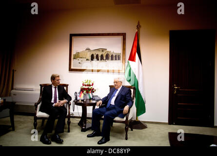 Ramallah, dans les territoires palestiniens. Août 12, 2013. Le ministre des Affaires étrangères allemand Guido Westerwelle (L) rencontre le président palestinien Mahmoud Abbas à Ramallah, dans les territoires palestiniens, 12 août 2013. Le ministre des affaires étrangères se rend au Moyen-Orient afin de soutenir la nouvelle les pourparlers de paix entre Israël et les Palestiniens. Photo : KAY NIETFELD/dpa/Alamy Live News Banque D'Images