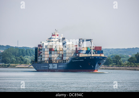 Un laden cargo / fret / conteneurs navire sur le fleuve à La Mailleraye-sur-Seine, Seine-Maritime, Haute-Normandie, France du nord, l'Europe. Banque D'Images