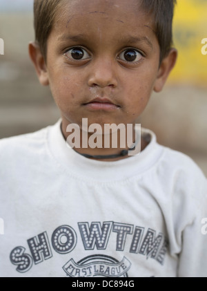 Portrait de jeune garçon vivant dans la rue par le Gange Varanasi ( ) Banque D'Images