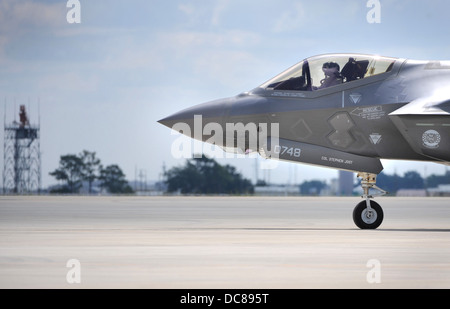 L'US Air Force F-35 Lightning II stealth fighter aircraft taxi's à la rampe de l'Eglin Air Force Base le 20 juin 2013 à Valparaiso, en Floride. Banque D'Images