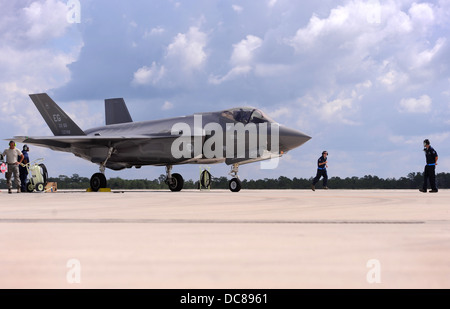 L'US Air Force F-35 Lightning II stealth fighter aircraft taxi's à la rampe de l'Eglin Air Force Base le 20 juin 2013 à Valparaiso, en Floride. Banque D'Images