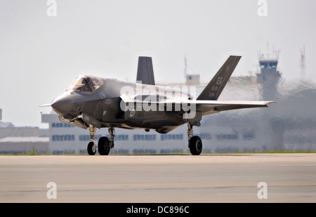 L'US Air Force F-35 Lightning II stealth fighter aircraft taxi's à la rampe de l'Eglin Air Force Base le 20 juin 2013 à Valparaiso, en Floride. Banque D'Images