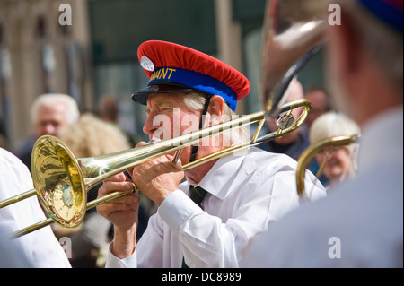 L'Adamant New Orleans Brass Band de jazz jouant sur la rue lors du Festival de Jazz 2013 Brecon Banque D'Images