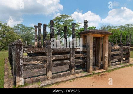 Charmant petit pavilion Nissankalata avec Mandapa 8 piliers sculptés en imitation de tiges de lotus, Polonnaruwa, Sri Lanka Banque D'Images