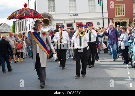 L'Adamant New Orleans Brass Band de jazz jouant sur la rue lors du Festival de Jazz 2013 Brecon Banque D'Images