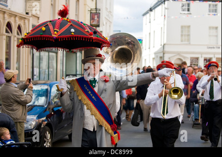 L'Adamant New Orleans Brass Band de jazz jouant sur la rue lors du Festival de Jazz 2013 Brecon Banque D'Images