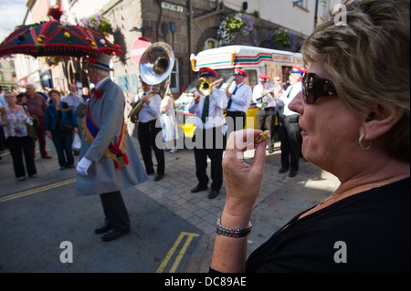 L'Adamant New Orleans Jazz Band Brass jouer dans la rue au cours de Brecon Jazz Festival 2013 Banque D'Images