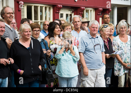 L'écoute de la foule Adamant New Orleans Brass Band de jazz jouant sur la rue lors du Festival de Jazz 2013 Brecon Banque D'Images