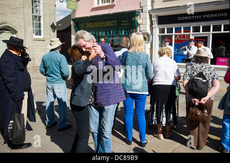 Couple dancing à l'intransigeant New Orleans Brass Band de jazz jouant sur la rue lors du Festival de Jazz 2013 Brecon Banque D'Images