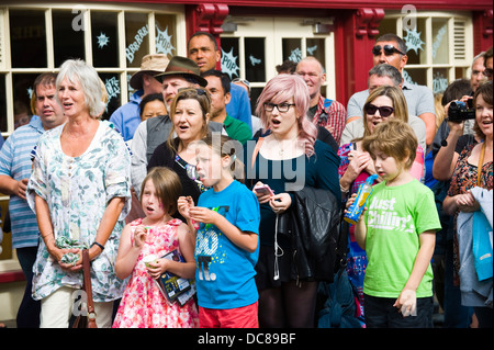 L'écoute de la foule Adamant New Orleans Brass Band de jazz jouant sur la rue lors du Festival de Jazz 2013 Brecon Banque D'Images