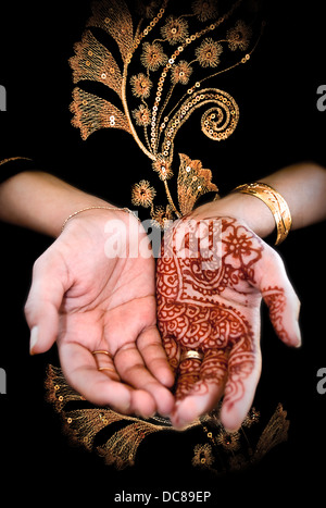 Mehendi, le henné sur la main de la mariée - Couleur Banque D'Images