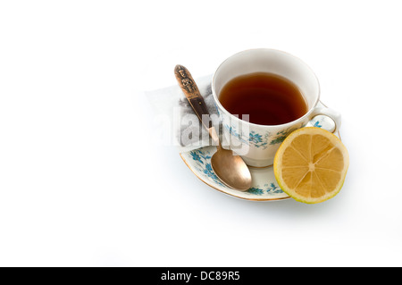 Tasse de thé au citron et la cuillère de la Chine fond blanc Banque D'Images