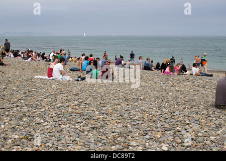 Les gens se détendre à la plage de Bray, Irlande. Banque D'Images