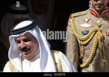 Royaume-uni, Londres : Hamad bin Isa Al Khalifa, Roi de Bahreïn, feuilles 10 Downing Street, Londres, 6 août 2013. Banque D'Images