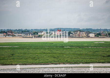 Vue du Crotoy en face de la baie de Saint-Valery-sur-Somme, les deux communes dans le département de la Somme, le nord de la France. Banque D'Images