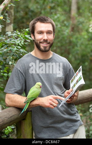 Touriste avec perruche, Birds of Eden, Plettenberg Bay, Afrique du Sud Banque D'Images