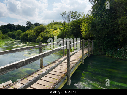 Passerelle au-dessus de la rivière à Itchen Ovington. Le Hampshire. L'Angleterre. UK. Banque D'Images