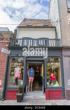 Un magasin de vêtements dans la ville de Saint-Valery-sur-Somme, une commune française, située dans le département de la Somme, le nord de la France. Banque D'Images