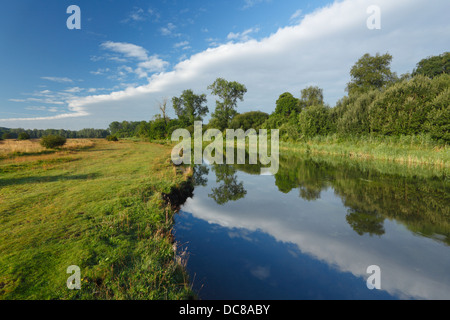 La météo à venir avant dans plus de la rivière Marshcourt près de Stockbridge. Le Hampshire. L'Angleterre. UK. Banque D'Images