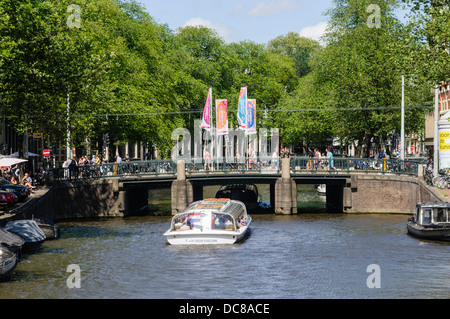 Bateaux du canal de passer sous un pont à Amsterdam Banque D'Images