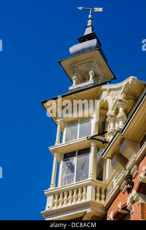 Une fenêtre sur le toit sur une maison au bord du canal à Amsterdam Banque D'Images