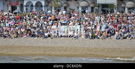 Worthing, Sussex, UK. Août 11, 2013. Des foules de spectateurs bordant la plage, à l'événement international Worthing Birdman. Crédit : Michael Preston/Alamy Live News Banque D'Images