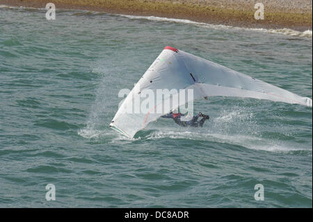 Worthing, Sussex, UK. Août 11, 2013. Tony Hughes au sujet de terres dans la mer au cours de l'événement international Worthing Birdman. Il s'envola 132.5m arrivent deuxième dans le Condor (modification hang-gliders) Class. Crédit : Michael Preston/Alamy Live News Banque D'Images