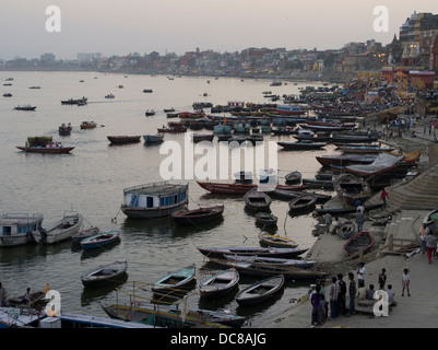 La vie sur les rives de la rivière Ganges - Varanasi, Inde Banque D'Images